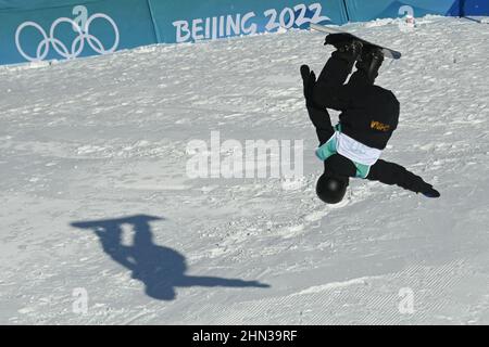 Peking, China. 14th. Februar 2021. Rong Ge aus China tritt bei der Snowboard-Big-Air-Qualifikation der Olympischen Winterspiele 2022 in Peking beim Big Air Shougang in Peking, der Hauptstadt Chinas, am 14. Februar 2021 an. Quelle: Huang Zongzhi/Xinhua/Alamy Live News Stockfoto