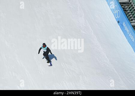 Peking, China. 14th. Februar 2021. Rong Ge aus China tritt bei der Snowboard-Big-Air-Qualifikation der Olympischen Winterspiele 2022 in Peking beim Big Air Shougang in Peking, der Hauptstadt Chinas, am 14. Februar 2021 an. Quelle: Huang Zongzhi/Xinhua/Alamy Live News Stockfoto