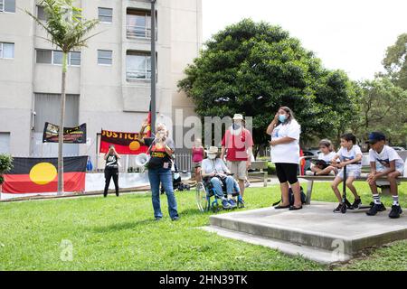 Sydney, Australien. 14. Februar 2022. Anhänger versammelten sich im TJ Hickey Park in Waterloo zum 18. Todestag von Thomas ‘TJ’ Hickey. Der Tod des 17-jährigen Aborigine-Jungen löste die Unruhen in Redfern aus. Demonstranten beschuldigen die Polizei für seinen Tod. Sie marschierten vom TJ Hickey Park neben dem öffentlichen Wohnblock in Waterloo, wo der Vorfall zur Polizeistation Redfern und zurück zum Park geschah. Im Bild: Gail Hickey, Mutter von TJ und Demonstranten im TJ Hickey Park. Kredit: Richard Milnes/Alamy Live Nachrichten Stockfoto