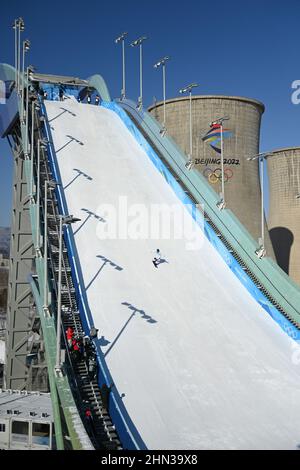 Peking, China. 14th. Februar 2021. Lucile Lefevre aus Frankreich tritt bei der Snowboard-Big-Air-Qualifikation der Frauen bei den Olympischen Winterspielen 2022 in Peking beim Big Air Shougang in Peking, der Hauptstadt Chinas, am 14. Februar 2021 an. Quelle: Huang Zongzhi/Xinhua/Alamy Live News Stockfoto