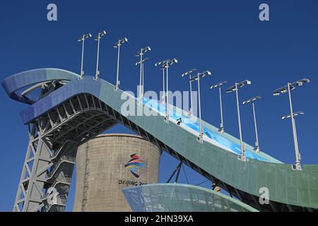 Peking, China. 14th. Februar 2021. Hanne Eilertsen aus Norwegen tritt während der Snowboard-Big-Air-Qualifikation der Frauen bei den Olympischen Winterspielen 2022 in Peking beim Big Air Shougang in Peking, der Hauptstadt Chinas, am 14. Februar 2021 an. Quelle: Huang Zongzhi/Xinhua/Alamy Live News Stockfoto