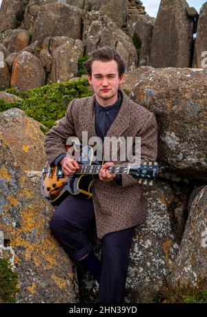 Der junge tasmanische Teenager-Jazzmusiker und Gitarrist Eli Davies fotografierte auf dem Gipfel des Mount Wellington in Hobart Stockfoto