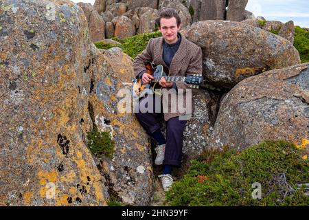 Der junge tasmanische Teenager-Jazzmusiker und Gitarrist Eli Davies fotografierte auf dem Gipfel des Mount Wellington in Hobart Stockfoto