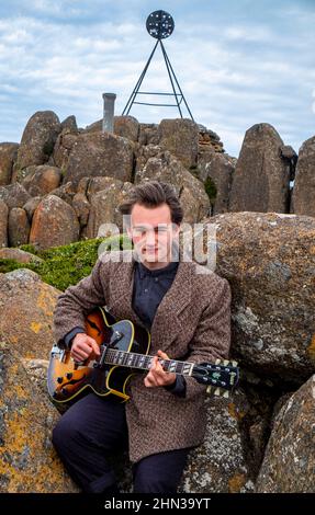 Der junge tasmanische Teenager-Jazzmusiker und Gitarrist Eli Davies fotografierte auf dem Gipfel des Mount Wellington in Hobart Stockfoto