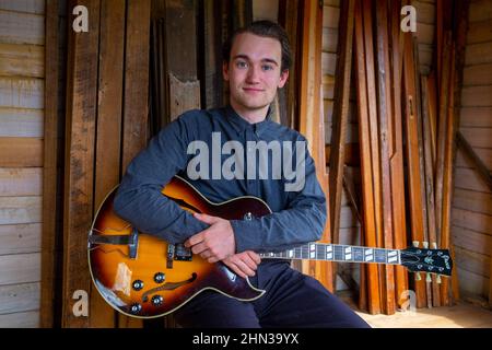 Der junge tasmanische Jazzmusiker und Gitarrist Eli Davies im Teenageralter Stockfoto