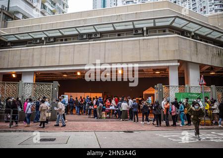 Hongkong, China. 09th. Februar 2022. Einwohner Hongkongs stehen in einem Testzentrum der Gemeinde an. Mit der Omicron-Variante, die Hongkongs „Zero COVID“-Eindämmungsstrategie durchbricht, haben Zehntausende Hongkonger in den letzten Tagen Schlange stehen, um getestet zu werden, viele davon unter den vom Zentrum für Gesundheitsschutz herausgegebenen obligatorischen Testhinweisen. (Foto von Ben Marans/SOPA Images/Sipa USA) Quelle: SIPA USA/Alamy Live News Stockfoto