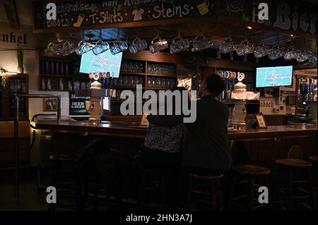 New York, USA. 13th. Februar 2022. Ein Paar umarmt sich beim Fernsehen von Super Bowl LVI, den Los Angeles Rams gegen die Cincinnati Bengals, im Bierhaus NYC in New York, NY, 13. Februar 2022. Super Bowl LVI Spiele wurden im SoFi Stadium in Los Angeles gespielt. (Foto von Anthony Behar/Sipa USA) Quelle: SIPA USA/Alamy Live News Stockfoto