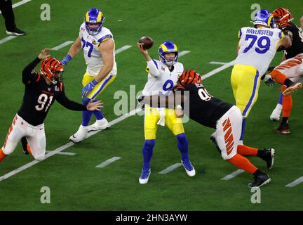 Los Angeles, Kalifornien, USA. 13th. Februar 2022. Los Angeles Rams Quarterback Matthew Stafford (9) spielt am 13. Februar 2022 im SoFi Stadium in Los Angeles, CA, in der Halbzeit 2nd zum NFL Super Bowl 56 LVI-Fußballspiel zwischen den Los Angeles Rams und den Cincinnati Bengals. Quelle: Cal Sport Media/Alamy Live News Stockfoto