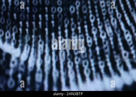 Illustration der Ausführung von Binärcodes auf einem dunklen, unscharfen Hintergrund Stockfoto