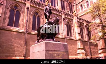 Bronzestatue des Entdeckers Captain Mathew Flinders, der auf einem Boot vor der St Paul's Cathedral, Melbourne, Victoria, Australien, steht. Stockfoto