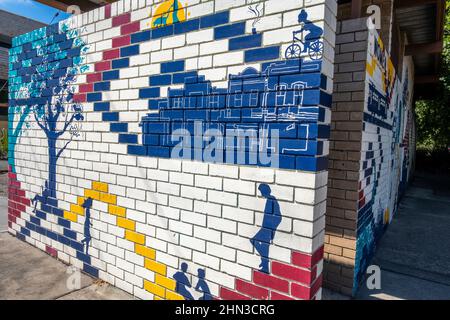 Ein Wandgemälde, das auf die Fassade der Toiletten für Frauen in Northcote, Melbourne, Victoria, Australien, gemalt wurde. Stockfoto