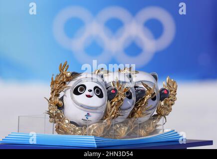 Peking, China. 6th. Februar 2022. Das am 6. Februar 2022 aufgenommene Foto zeigt die Maskottchen der Olympischen Winterspiele 2022 in Peking, Bing Dwen Dwen, die den Siegerinnen des Snowboard-Slopestyle-Finales der Frauen während der Blumenzeremonie im Genting Snow Park in Zhangjiakou, der nordchinesischen Provinz Hebei, verliehen werden. Quelle: Xue Yubin/Xinhua/Alamy Live News Stockfoto