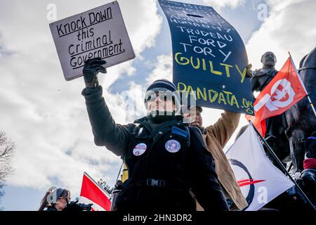 Toronto, Kanada. 12th. Februar 2022. Ein Protestler hält während der Kundgebung des Anti-Impfmandats Zeichen. Demonstranten versammelten sich am zweiten Wochenende in Folge im Queen's Park, Toronto, in Solidarität mit dem Truckers-Konvoi für Freiheit, der gegen Impfmandate protestierte. Kredit: SOPA Images Limited/Alamy Live Nachrichten Stockfoto