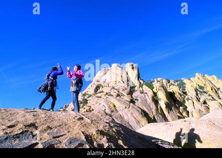 Zwei Weibchen klettern in den Dragoon Mountains im Süden Arizonas Stockfoto