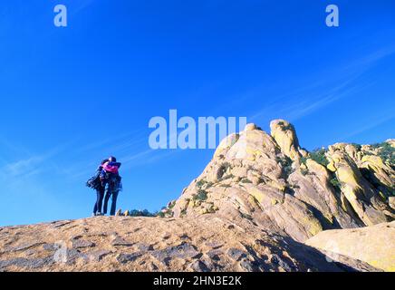 Zwei Weibchen klettern in den Dragoon Mountains im Süden Arizonas Stockfoto