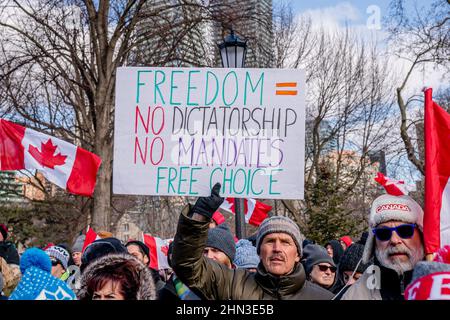 Toronto, Kanada. 12th. Februar 2022. Ein Protestler hält ein Zeichen, das sagt: Freiheit = Keine Diktatur, keine Mandate, freie Wahl während der Anti-Impfstoff-Mandatskundgebung. Demonstranten versammelten sich am zweiten Wochenende in Folge im Queen's Park, Toronto, in Solidarität mit dem Truckers-Konvoi für Freiheit, der gegen Impfmandate protestierte. (Foto: Shawn Goldberg/SOPA Images/Sipa USA) Quelle: SIPA USA/Alamy Live News Stockfoto