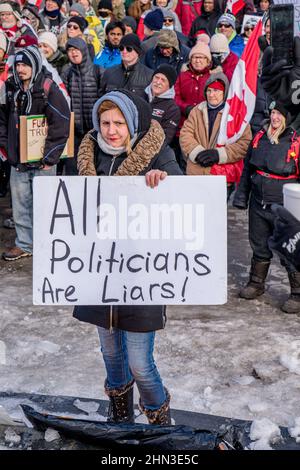 Toronto, Kanada. 12th. Februar 2022. Der Protestierende hält während der Kundgebung des Anti-Impfstoff-Mandats ein Zeichen mit der Aufschrift „Alle Politiker sind Lügner“. Demonstranten versammelten sich am zweiten Wochenende in Folge im Queen's Park, Toronto, in Solidarität mit dem Truckers-Konvoi für Freiheit, der gegen Impfmandate protestierte. (Foto: Shawn Goldberg/SOPA Images/Sipa USA) Quelle: SIPA USA/Alamy Live News Stockfoto