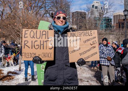 Toronto, Kanada. 12th. Februar 2022. Der Protestierende hält Zeichen, eine für gleiche Rechte und Wahlfreiheit, die andere gegen Tyrannei, Unterdrückung und Lügen während der Kundgebung des Anti-Impfmandats. Demonstranten versammelten sich am zweiten Wochenende in Folge im Queen's Park, Toronto, in Solidarität mit dem Truckers-Konvoi für Freiheit, der gegen Impfmandate protestierte. (Foto: Shawn Goldberg/SOPA Images/Sipa USA) Quelle: SIPA USA/Alamy Live News Stockfoto