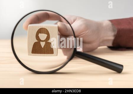 Rekrutierung oder Einstellungskonzept für Unternehmen. Symbol des Kandidaten unter Lupe. Personalmanagement- und Rekrutierungskonzept, Hand-Halten-Lupe Stockfoto