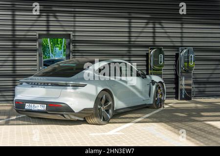 Grauer Porsche Taycan Turbo EV-Ladevorgang an der Porsche Ladestation in Taiwan. Luxuriöses Elektrofahrzeug. Russland, Sankt Petersburg, 14. juni 2021 Stockfoto