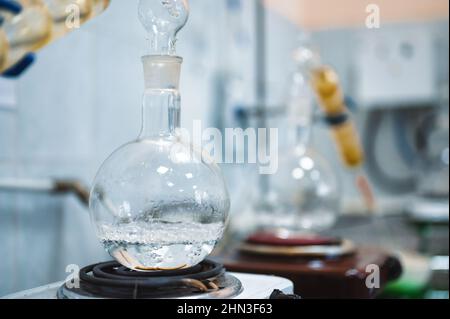 Kolben mit kochendem Alkohol bei der Destillation im Labor Stockfoto