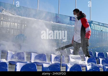 Peking, China. Kredit: MATSUO. 14th. Februar 2022. Volunteer Snowboarding : Frauen Big Air Qualifikation während der Olympischen Winterspiele 2022 in Peking bei Big Air Shougang in Peking, China. Kredit: MATSUO .K/AFLO SPORT/Alamy Live Nachrichten Stockfoto