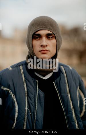 Street Style, Modell Ludwig Wilsdorff nach Dior Herbst-Winter 2022-2023 Menswear Show, die am 21. Januar 2022 auf dem Place de la Concorde, Paris, Frankreich, stattfand. Foto von Marie-Paola Bertrand-Hillion/ABACAPRESS.COM Stockfoto