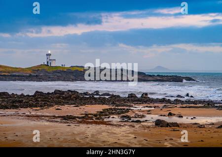 Elie Ness Lighthouse Fife. Schottland. britische Menschen, die auf dem Gras am Elie Ness Lighthouse, Fife, spazieren. Bild Phil Wilkinson / Alamy Stockfoto