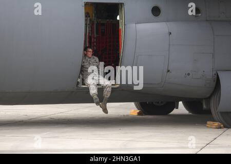 Otopeni, Rumänien - 20. Mai 2014: SOLDAT DER US-Luftwaffe auf einem militärischen Frachtflugzeug auf dem Rollweg eines Militärflughafens. Stockfoto