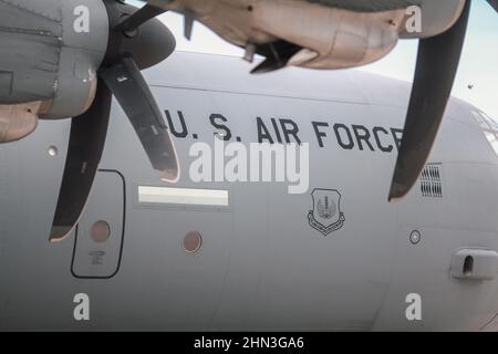 Otopeni, Rumänien - 20. Mai 2014: MILITÄRISCHES Frachtflugzeug DER US Air Forces auf dem Rollweg eines Militärflughafens. Stockfoto