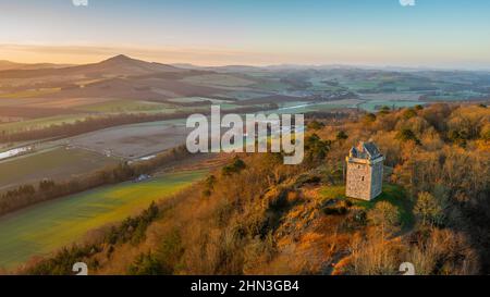 4th. Januar 2022 Eine klare Morgenansicht von Fatlips Castle in den Scottish Borders. Fatlips Castle ist ein Symbol der schottischen Grenzen, das auf Min thront Stockfoto