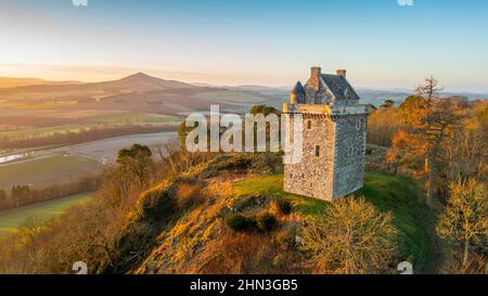 4th. Januar 2022 Eine klare Morgenansicht von Fatlips Castle in den Scottish Borders. Fatlips Castle ist ein Symbol der schottischen Grenzen, das auf Min thront Stockfoto