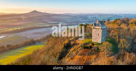 4th. Januar 2022 Eine klare Morgenansicht von Fatlips Castle in den Scottish Borders. Fatlips Castle ist ein Symbol der schottischen Grenzen, das auf Min thront Stockfoto