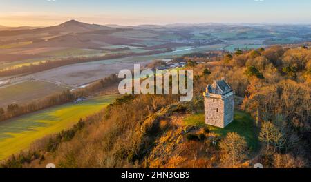 4th. Januar 2022 Eine klare Morgenansicht von Fatlips Castle in den Scottish Borders. Fatlips Castle ist ein Symbol der schottischen Grenzen, das auf Min thront Stockfoto