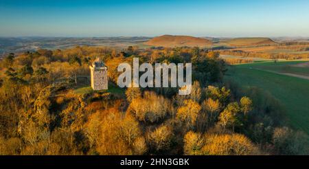 4th. Januar 2022 Eine klare Morgenansicht von Fatlips Castle in den Scottish Borders. Fatlips Castle ist ein Symbol der schottischen Grenzen, das auf Min thront Stockfoto