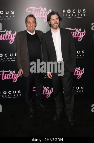 **DATEI FOTO** Ivan Reitman ist verstorben. LOS ANGELES, CA - 18. APRIL: Ivan Reitman, Jason Reitman, bei der Los Angeles Premiere von Tully im Regal Cinemas LA Live am 18. April 2018 in Los Angeles, Kalifornien. Quelle: Saye Sadou/MediaPunch Stockfoto