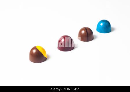 mexikanische bunte Schokolade Bonbons und Zutaten auf weißem Hintergrund Stockfoto