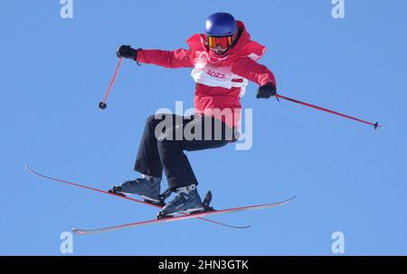Peking, Chinas Provinz Hebei. 14th. Februar 2021. GU ailing of China reacts during Women's Freeski Slopestyle Qualification of Beijing 2022 Winter Olympics at Genting Snow Park in Zhangjiakou, North China's Hebei Province, 14. Februar 2021. Quelle: Xue Yubin/Xinhua/Alamy Live News Stockfoto
