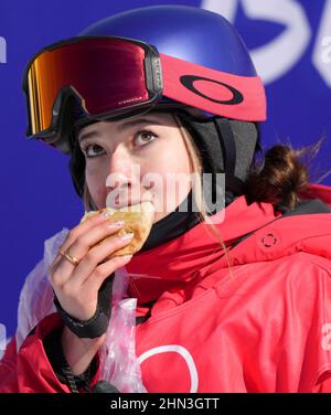 Peking, Chinas Provinz Hebei. 14th. Februar 2021. GU ailing of China reacts during Women's Freeski Slopestyle Qualification of Beijing 2022 Winter Olympics at Genting Snow Park in Zhangjiakou, North China's Hebei Province, 14. Februar 2021. Quelle: Xue Yubin/Xinhua/Alamy Live News Stockfoto