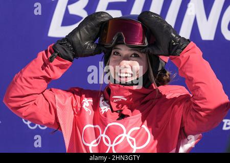 Peking, Chinas Provinz Hebei. 14th. Februar 2021. GU ailing of China reacts during Women's Freeski Slopestyle Qualification of Beijing 2022 Winter Olympics at Genting Snow Park in Zhangjiakou, North China's Hebei Province, 14. Februar 2021. Quelle: Xue Yubin/Xinhua/Alamy Live News Stockfoto