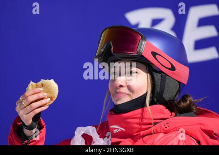 Peking, Chinas Provinz Hebei. 14th. Februar 2021. GU ailing of China reacts during Women's Freeski Slopestyle Qualification of Beijing 2022 Winter Olympics at Genting Snow Park in Zhangjiakou, North China's Hebei Province, 14. Februar 2021. Quelle: Xue Yubin/Xinhua/Alamy Live News Stockfoto