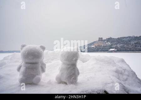 PEKING, CHINA - 13. FEBRUAR 2022 - Blick auf den Sommerpalast nach Schnee am 13. Februar 2022 in Peking. Stockfoto