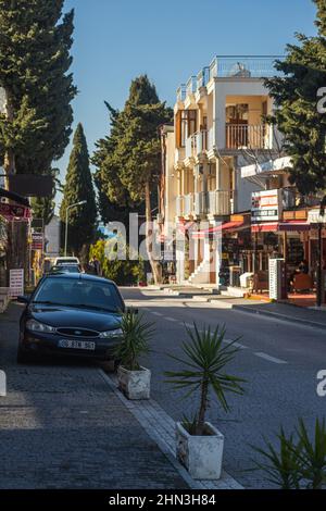 Side, Türkei - 27. Januar 2022: Der schwarze alte Ford Mondeo parkt an einem Sommertag vor dem Hintergrund eines historischen Zentrums auf der Straße Stockfoto