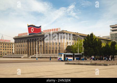 29. April 2019: Gebäude des Zentralkomitees am Kim Il Sung Platz, einem großen Stadtplatz im Zentralbezirk von Pjöngjang, Nordkorea. Es ist die hea Stockfoto