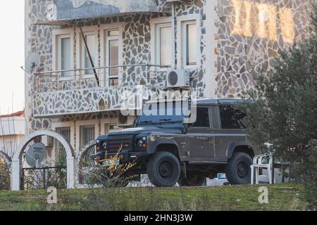 Side, Türkei - 27. Januar 2022: Green Land Rover Defender parkt an einem Sommertag vor dem Hintergrund eines Gebäudes, eines Hauses, auf der Straße Stockfoto