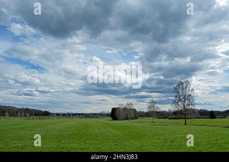Blick über die voralpen am ammersee in Richtung Alpen an einem bewölkten Tag Stockfoto