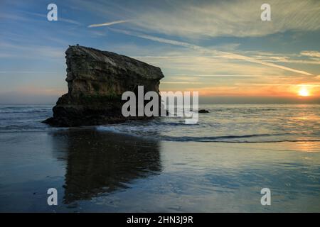 Die letzte noch erhaltene Naturbrücke in Natural Bridges State Beach, Santa Cruz, Kalifornien, USA. Stockfoto