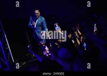 Miami, FL, USA. 12th. Februar 2022. Gilberto Santa Rosa spielt live auf der Bühne während des Camínalo Tour Konzerts im James L. Knight Center am 12. Februar 2022 in Miami, Florida. Kredit: Mpi10/Media Punch/Alamy Live Nachrichten Stockfoto