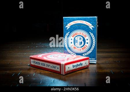 SAINT CLOUD, MINNESOTA - 11. FEBRUAR 2022: Zwei Packs Brybelly Elite Spielkarten sitzen auf einem Holztisch. Stockfoto