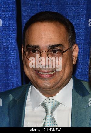 Miami, FL, USA. 12th. Februar 2022. Gilberto Santa Rosa spielt live auf der Bühne während des Camínalo Tour Konzerts im James L. Knight Center am 12. Februar 2022 in Miami, Florida. Kredit: Mpi10/Media Punch/Alamy Live Nachrichten Stockfoto